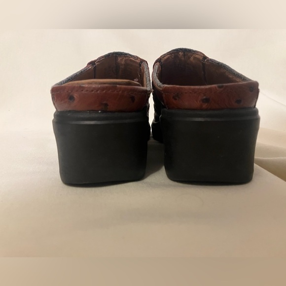 Ariat Women's Brown Leather Ostrich Print Slip On Clogs With Tassels Size 9 - Picture 2 of 11